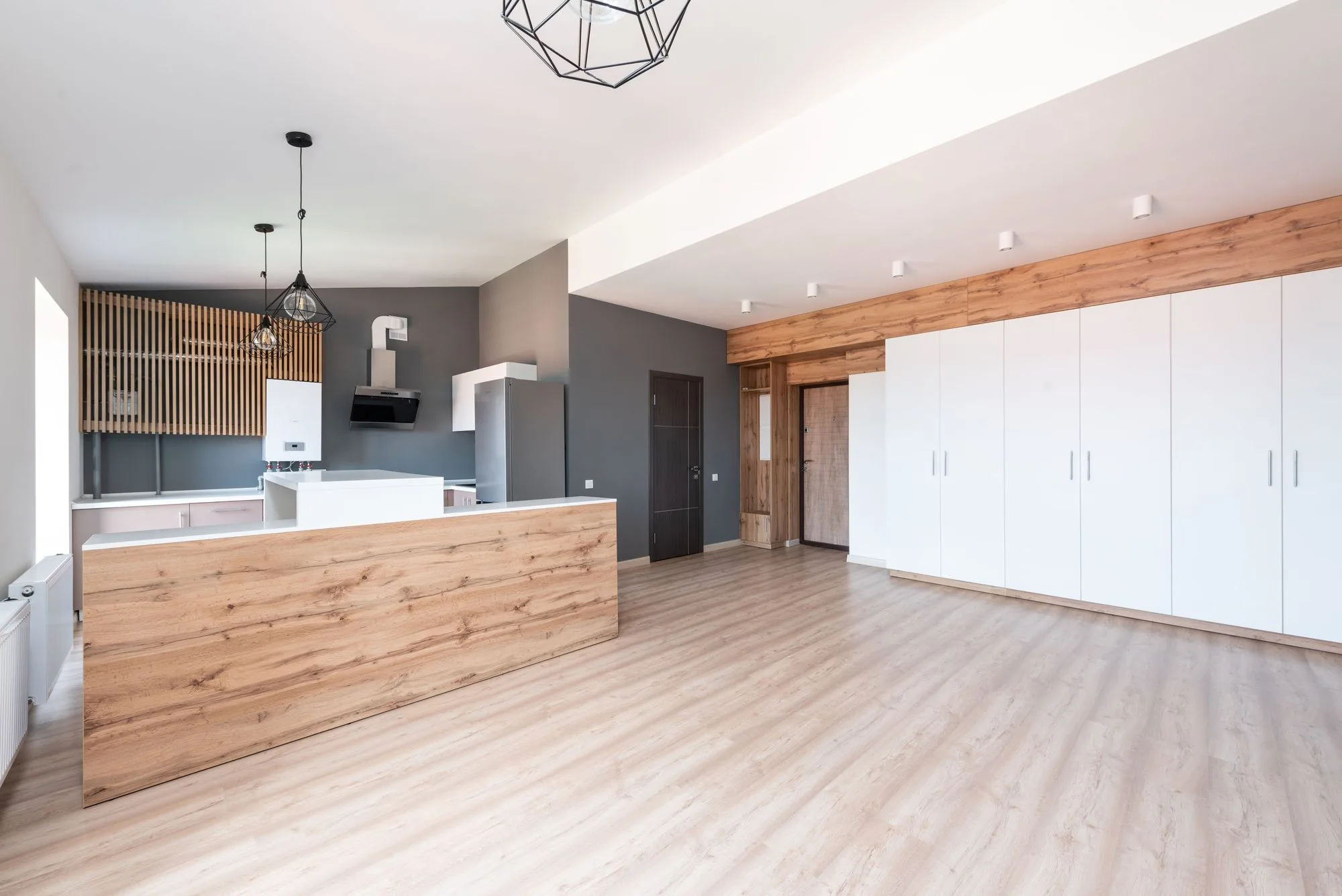 Cocina con isla de madera abierta al salón