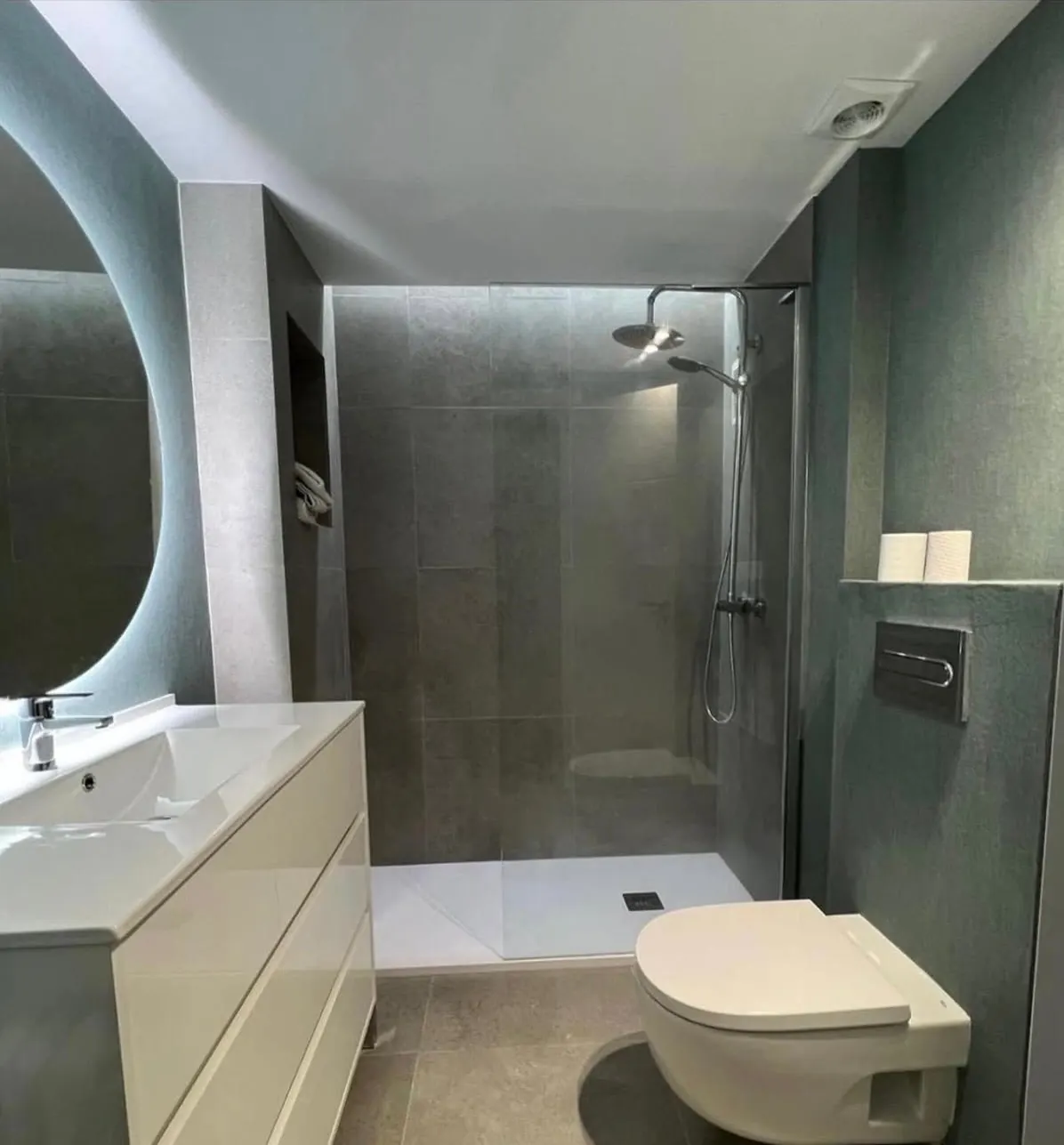 Baño: Baño con ducha de obra y mampara