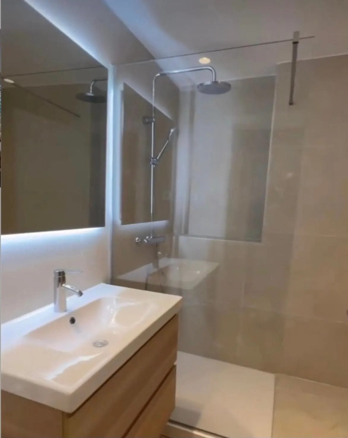 Baño: Baño completo con mueble suspendido
