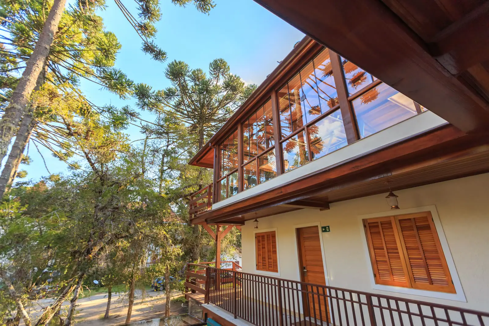 Vivienda unifamiliar con estructura y carpintería de madera