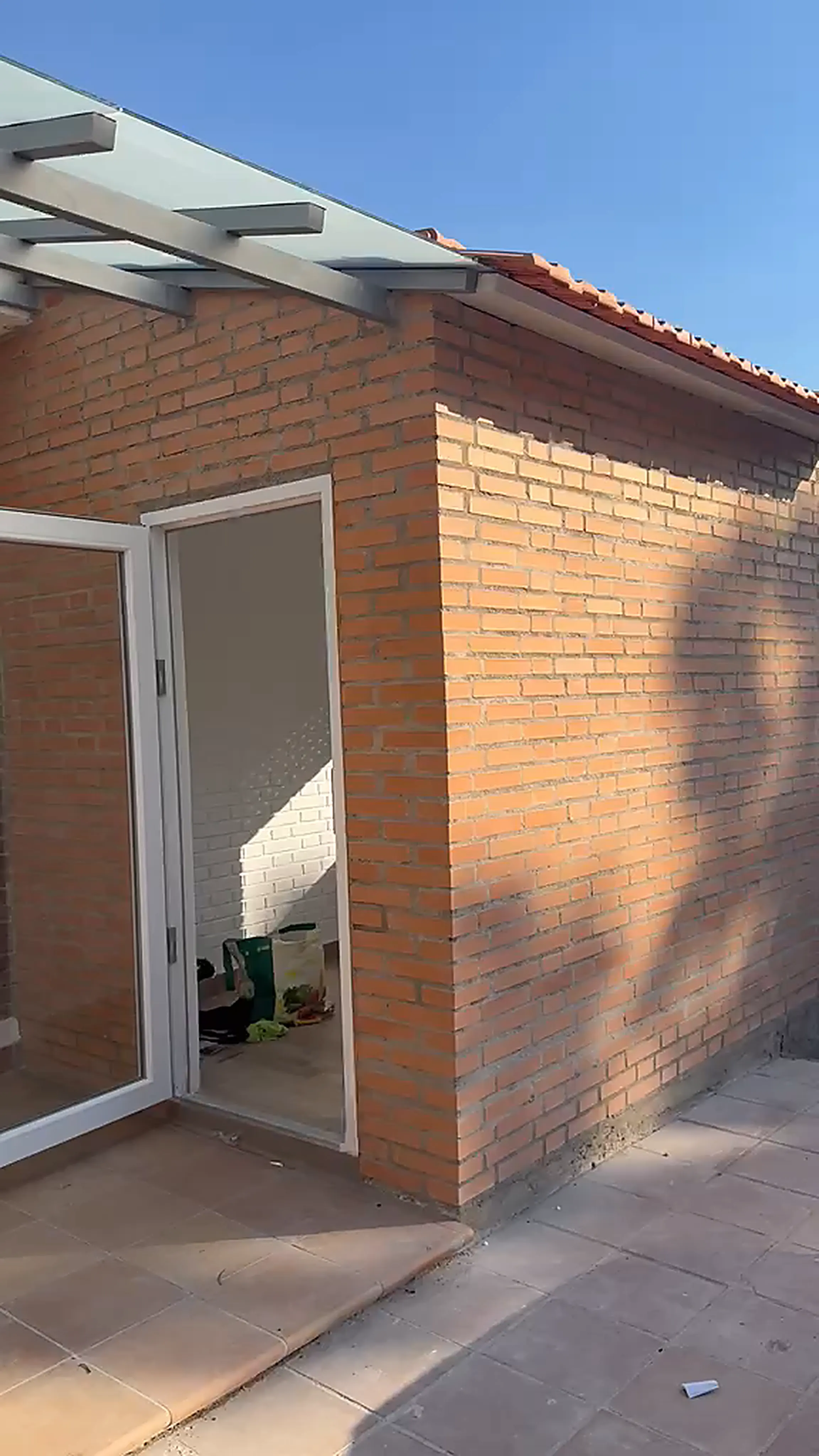 Patio cubierto con pérgola de vidrio y carpintería nueva